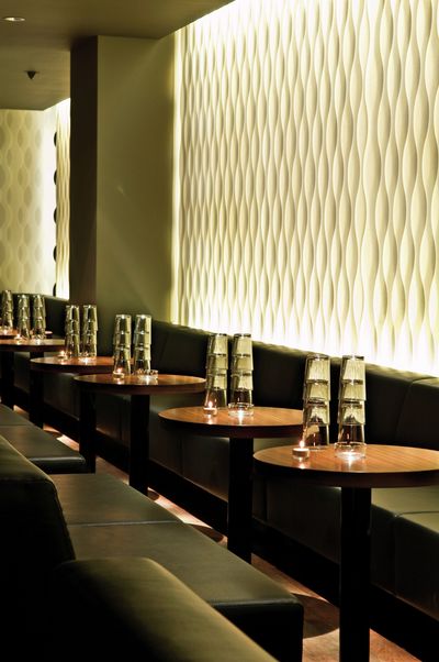 Vertikal-Lamellen, SG 2810, Multi Visio, Room shot "Amber Club", Zurich, Switzerland, Vertical Waves