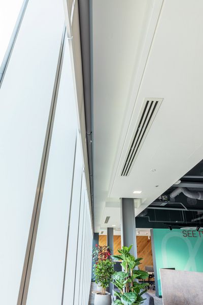 Rollo-Systeme, SG 4960, Versascreen 1-10%, Virgin Money, Glasgow, Scotland, United Kingdom